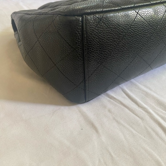 Authentic CHANEL Vintage Timeless Classic Maxi handbag in caviar leather - Picture 7 of 12